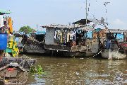Foto: Vietnam. Bits of Authenticity and Economic Growth Craze